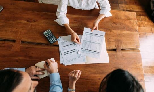 Kredyty dla firm – jakie są korzyści współpracy z doradcą finansowym?