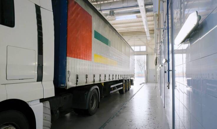 Kluczowe aspekty wynajmu naczep z ruchomą podłogą dla firm logistycznych