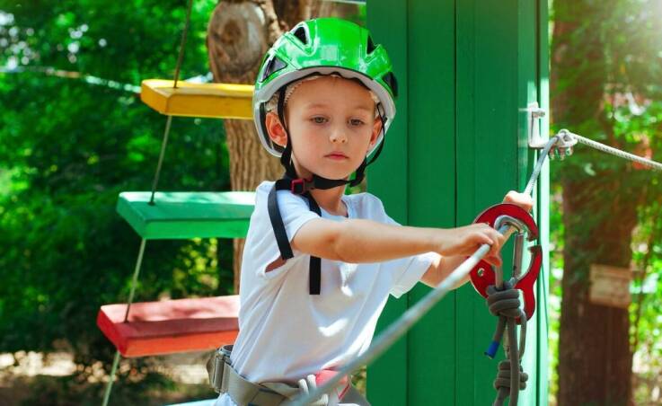 Bezpieczeństwo i trwałość mini parków linowych – co warto wiedzieć?