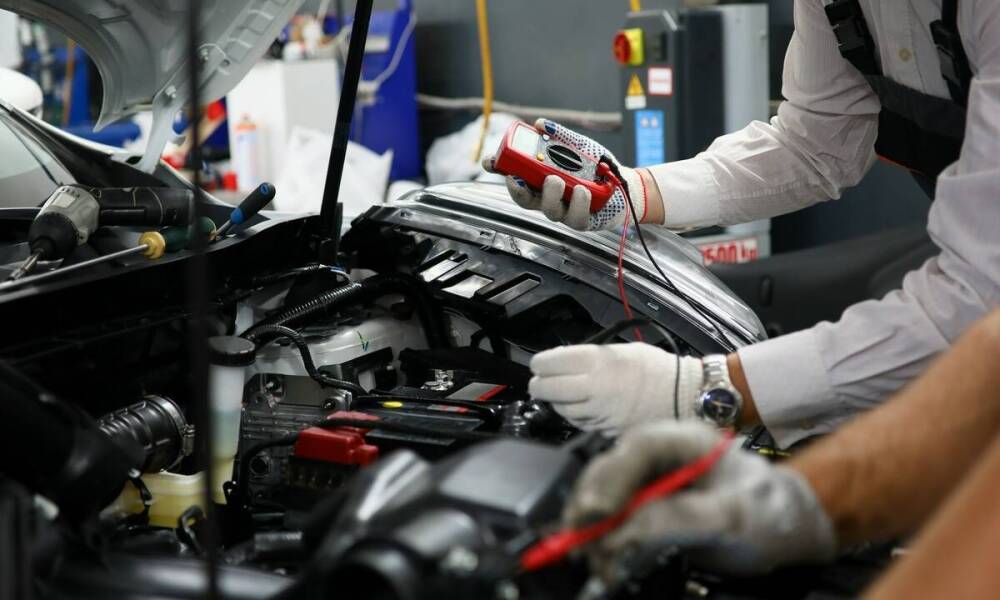 Jakie są główne zalety korzystania z usług certyfikowanego serwisu elektryki pojazdowej?