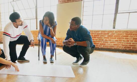 Gry i zabawy edukacyjne na imprezach firmowych – jak połączyć naukę z zabawą?