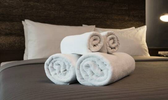 Zalety personalizowanych etykiet w tekstyliach hotelowych: jak mogą wpłynąć na wizerunek?