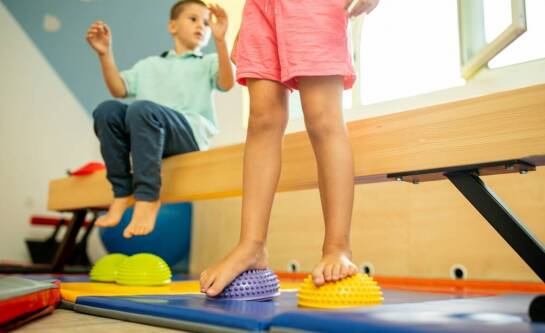 Rola zajęć sensorycznych w przedszkolach integracyjnych: korzyści dla rozwoju dzieci