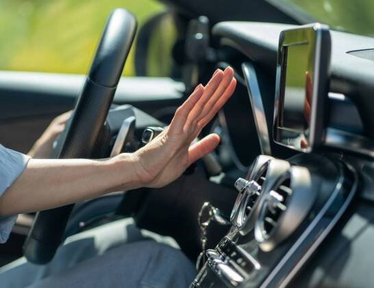 Jakie są najważniejsze zasady ruchu drogowego podczas nauki jazdy na automacie?