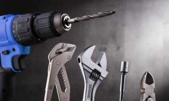 Różnice między manualnym a elektrycznym kluczem do kół – co wybrać?