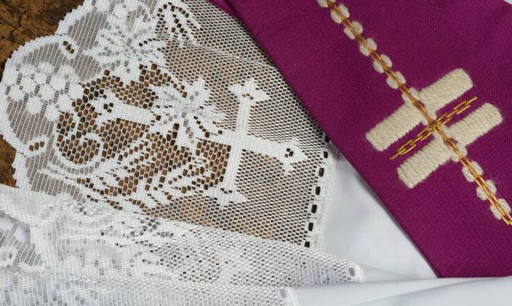 Różnice między haftem ręcznym a maszynowym w sztandarach OSP