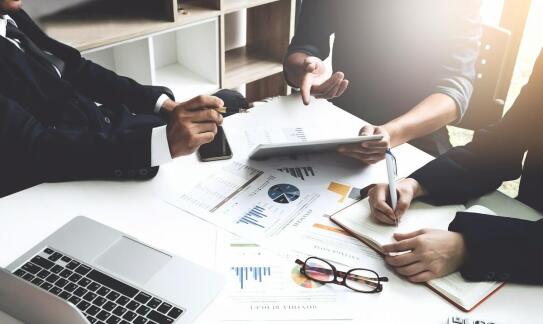 Kompleksowy outsourcing księgowości – korzyści dla przedsiębiorstw