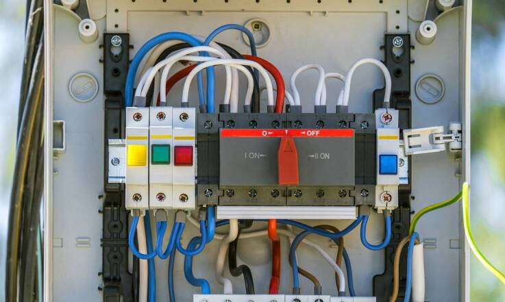 Jak elektryk ocenia zgodność instalacji z dokumentacją techniczną?
