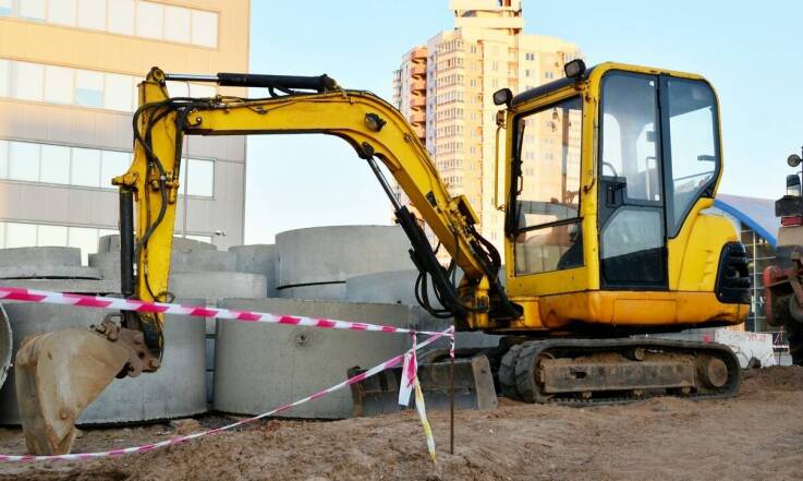 Zalety wynajmu mini dźwigu w projektach budowlanych