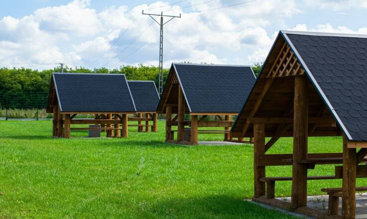 Drewniane chaty – urokliwa forma zakwaterowania w agroturystyce
