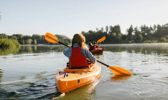 Korzystanie z żaglówek i desek surfingowych w okolicy ośrodka