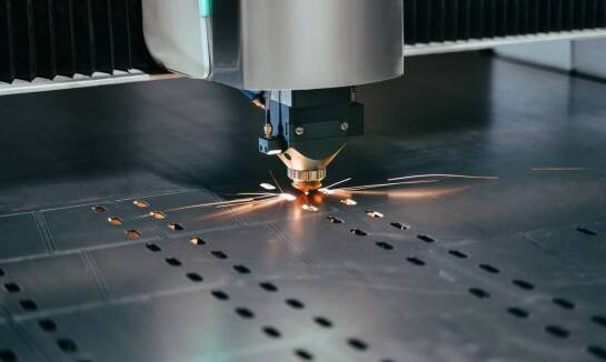 Jak technologie CNC wspierają innowacje w cięciu laserowym