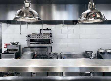 Salamander gastronomiczny – do czego służy i jak działa?