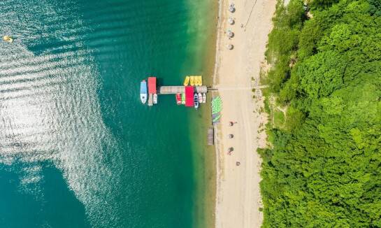 Domki blisko morza jako idealne miejsce na aktywny wypoczynek