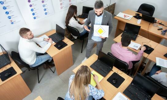 Jakie narzędzia są używane podczas szkoleń bhp dla osób kierujących pracownikami?