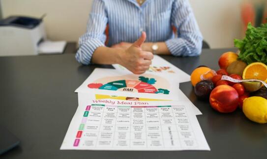 Catering dietetyczny dla rodzin – jak ułatwia organizację posiłków?