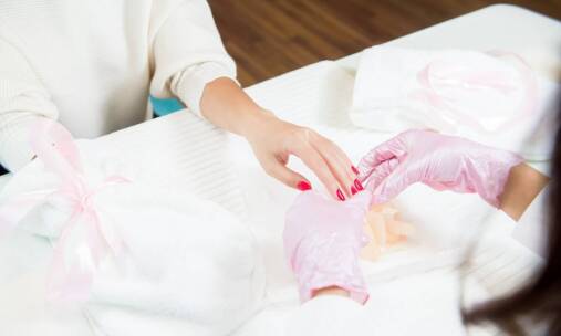 Dlaczego warto zainwestować w regularne wizyty na manicure bielany?
