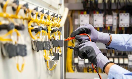 Jakie korzyści niesie ze sobą serwisowanie instalacji elektrycznej?