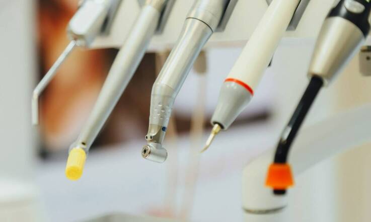 Jakie aspekty techniczne łyżek wyciskowych wpływają na efektywność pracy dentysty?