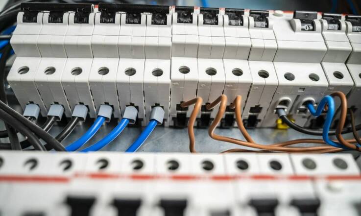 Jak wybrać odpowiednie wyłączniki różnicowoprądowe w sklepie elektrycznym?