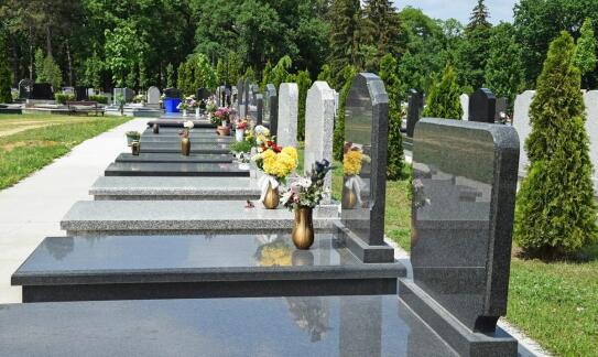 Symbolika nagrobków – jak dobrać odpowiednie motywy?