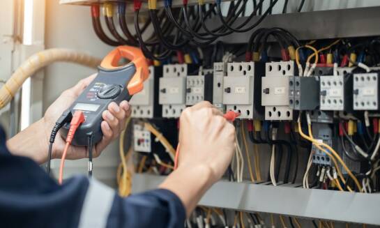 Jakie są korzyści z zatrudnienia certyfikowanego elektryka do modernizacji systemów?