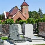 Jaką rolę pełnią krzyże w projektach nagrobków dostępnych w Zawierciu?