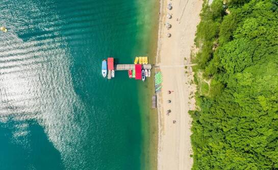 Noclegi nad jeziorem w Mrągowie: oferta dla rodzin z dziećmi