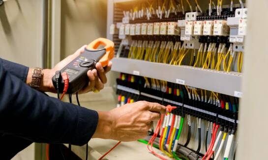 Jakie są zalety kompleksowej obsługi instalacji elektrycznych przez doświadczonych specjalistów?