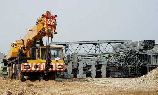 Korzyści z zastosowania mini żurawi przy instalacjach technologicznych