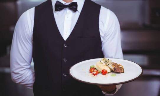 Z jakich elementów powinien składać się profesjonalny strój kelnerski? 