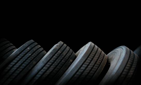 Jakie są zalety stosowania opon premium w rozmiarze 180/55 17?