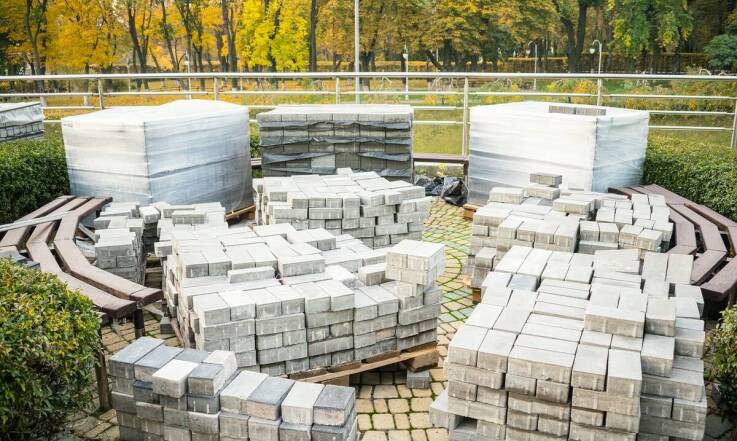 Jak prefabrykowane bloki betonowe ułatwiają montaż reklam zewnętrznych?