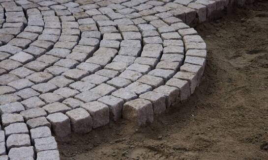 Jak wybrać kostkę brukową dobrej jakości?