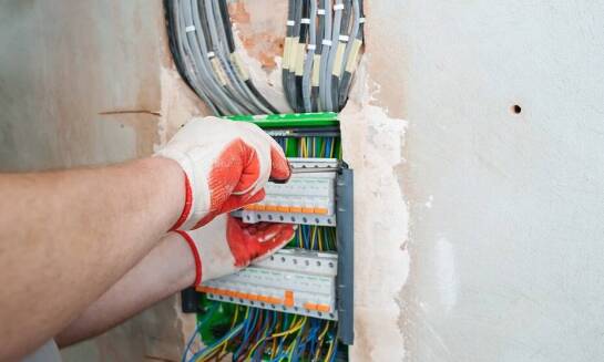 Jak krok po kroku wygląda montaż instalacji elektrycznej?