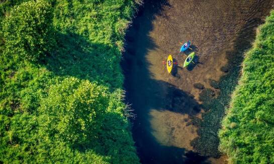 Jak organizowane są kilkudniowe spływy kajakowe na pomorzu?