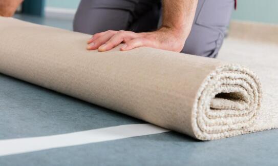 Jakie wyzwania niesie ze sobą montaż wykładzin w wielkopowierzchniowych obiektach?