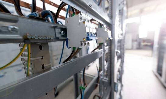 Jak zasilanie gwarantowane wpływa na bezpieczeństwo instalacji domowych?