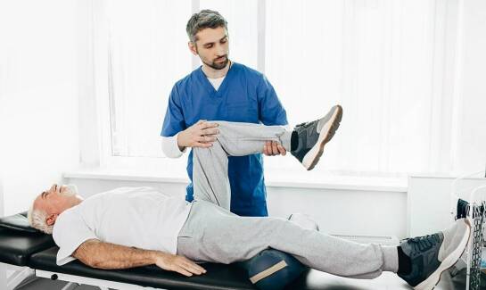 Neuromobilizacja – jak działa w przypadku rwy kulszowej?