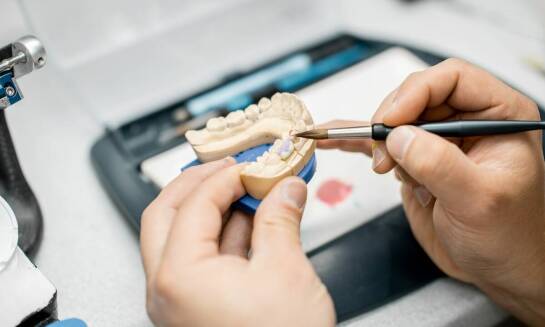 Proces przygotowania zęba do założenia korony pełnoceramicznej