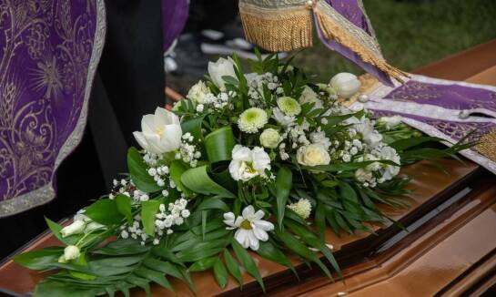 Jakie kwiaty najlepiej sprawdzą się podczas ceremonii pogrzebowej?