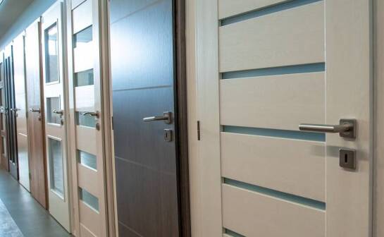 Gdzie stosowane są systemy drzwi panelowych?