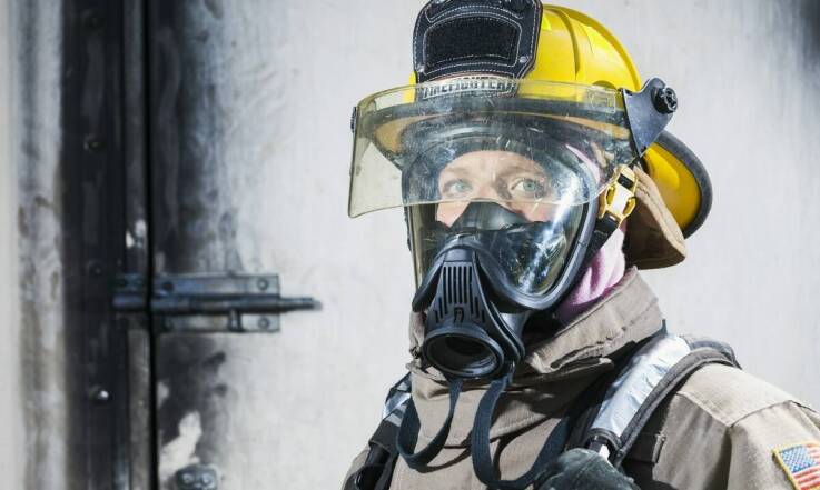 Jak sprzęt z certyfikatami wpływa na bezpieczeństwo strażaków?