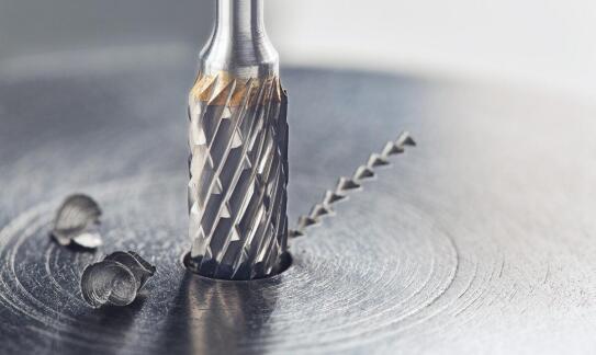 Poradnik: jak zwiększyć żywotność otwornicy diamentowej do płytek