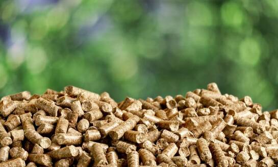 Jakie są właściwości spalania pelletu śląskiego w porównaniu do innych biopaliw?