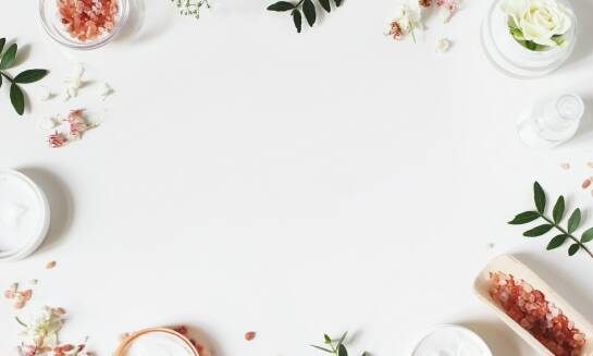 Zioła w kosmetykach naturalnych – rola suszonych roślin w pielęgnacji