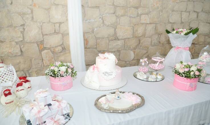 Catering komunijny a dekoracje stołów: Jakie elementy będą pasować do uroczystości?