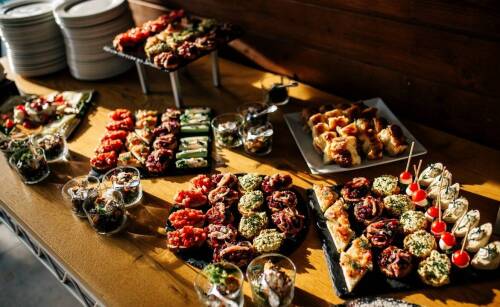 Menu wegańskie i wegetariańskie: Jakie przekąski cateringowe oferujemy?