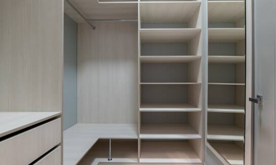 Szafy z drzwiami przesuwnymi pod schodami – maksymalizacja przestrzeni