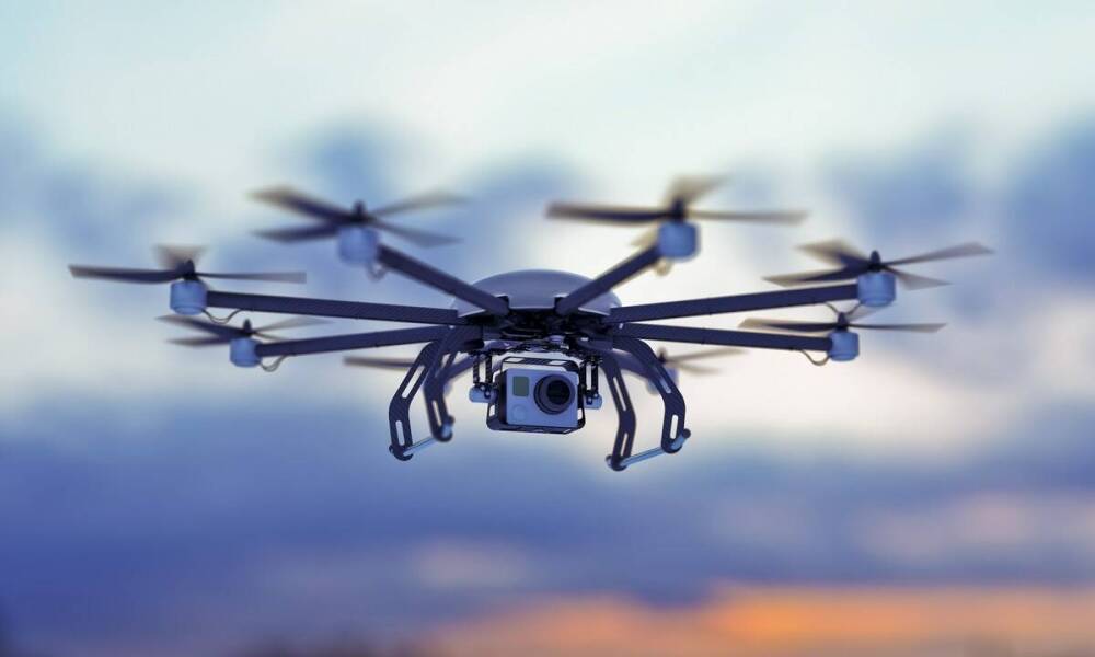 Inspekcje elewacji dronem jako narzędzie prewencji i monitoringu stanu budynków